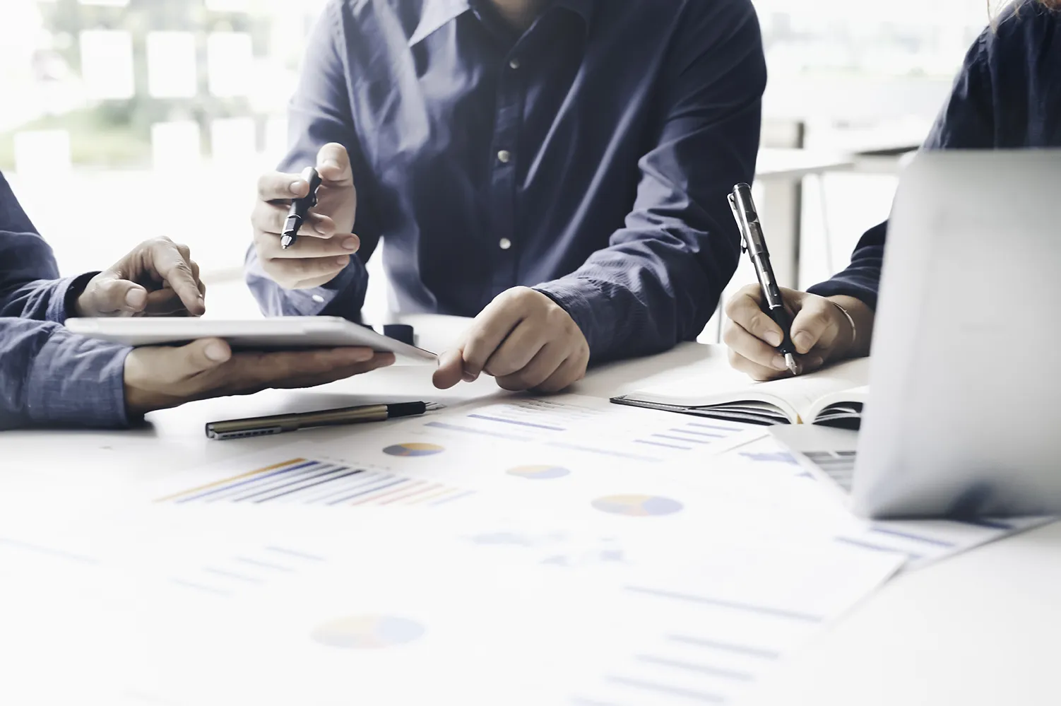 Asiatische Unternehmensberater besprechen im Besprechungsraum die Lage des Finanzberichts.